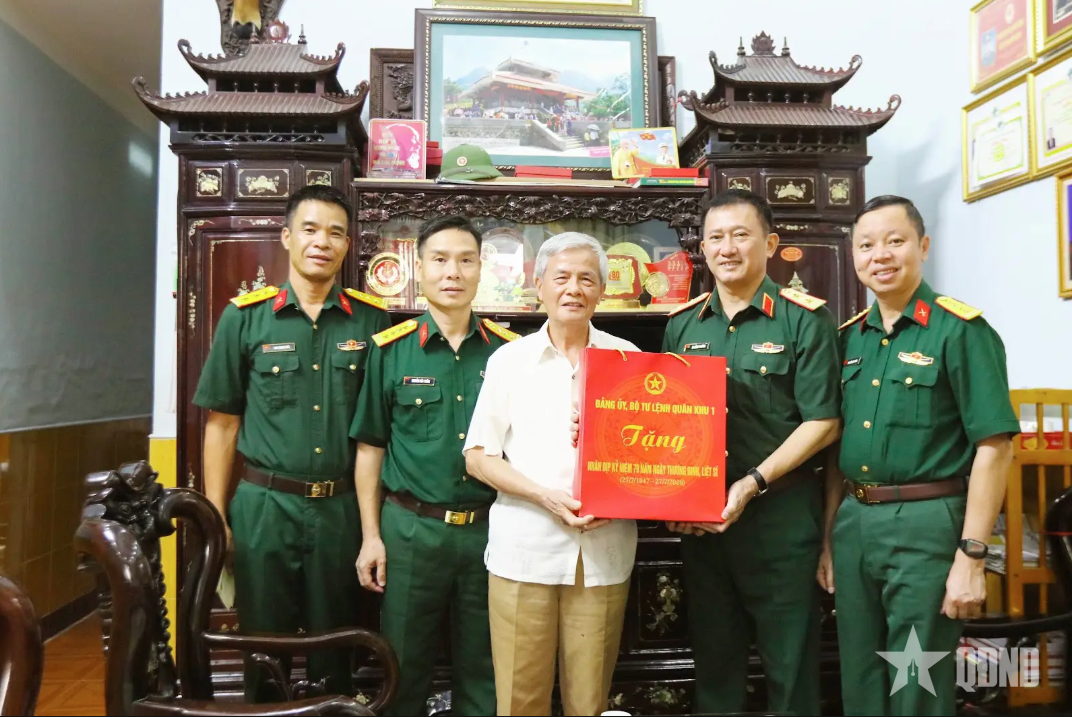 Trung tướng La Công Phương thăm, tri ân các đồng chí nguyên thủ trưởng Bộ tư lệnh Quân khu 1